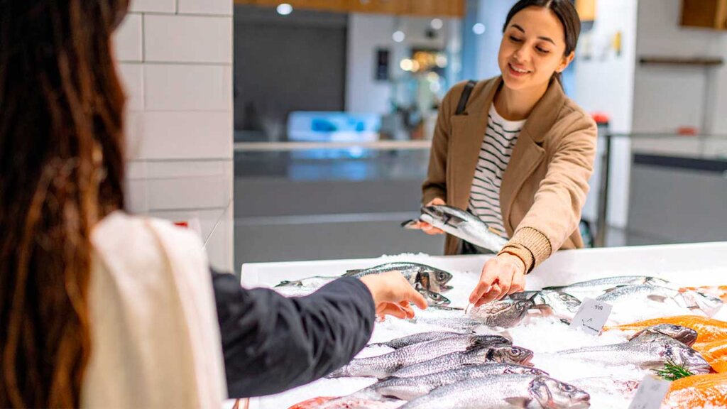 Pedir bien el pescado no es difícil si sabes qué buscar y cómo pedirlo en la pescadería.